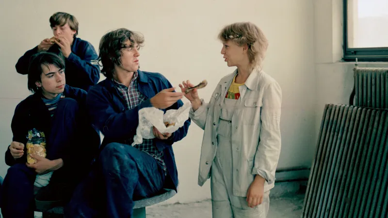 Jan Potměšil (uprostřed) v seriálu Třetí patro (1985)