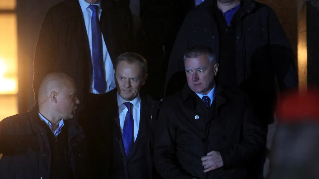 Donald Tusk opouští po výslechu prokuraturu