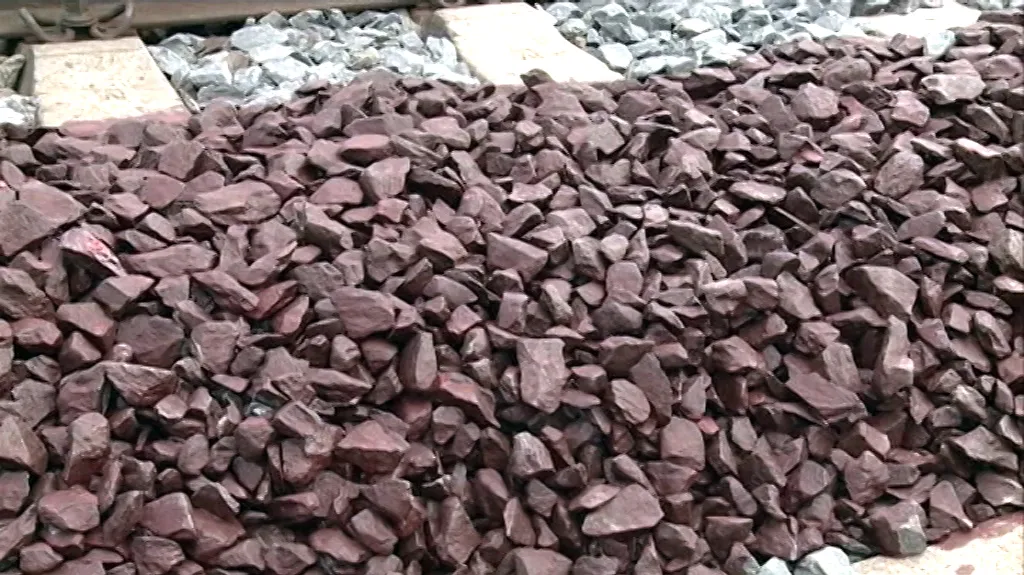 Červený štěrk na kolejích