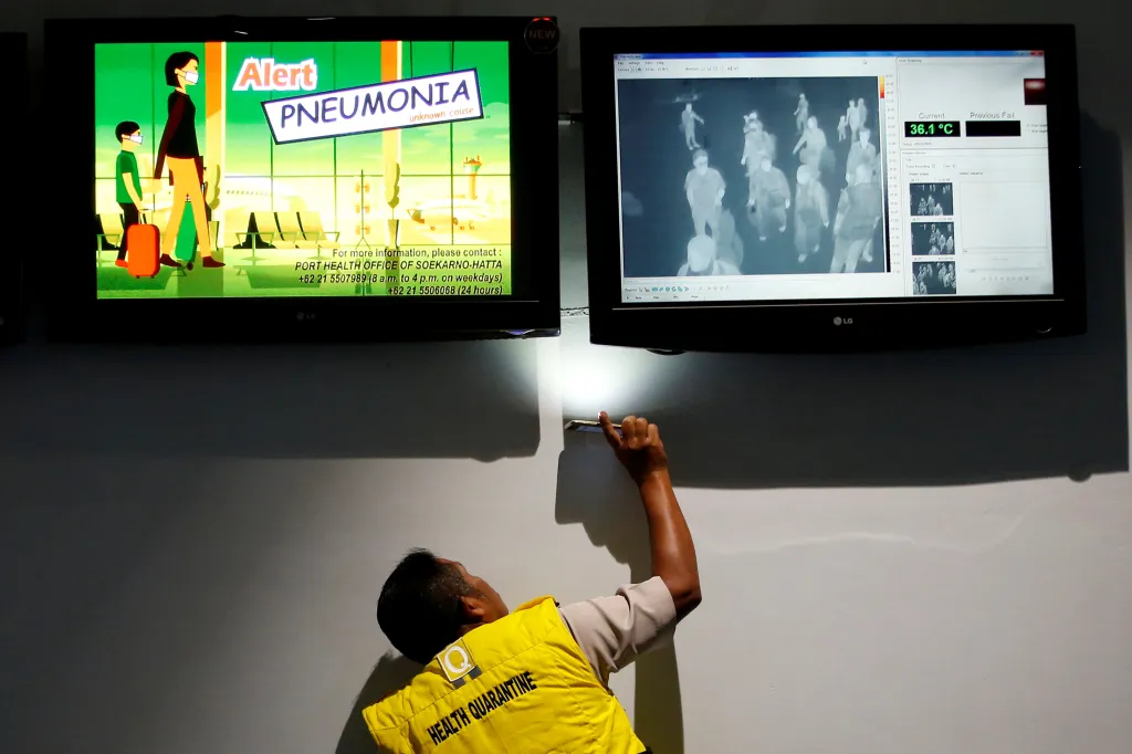Pracovník letiště Soekarno Hatta u indonéské Jakarty kontroluje monitor screeningu tělesné teploty