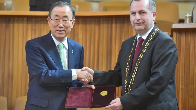 Pan Ki-mun obdržel na Karlově univerzitě zlatou medaili