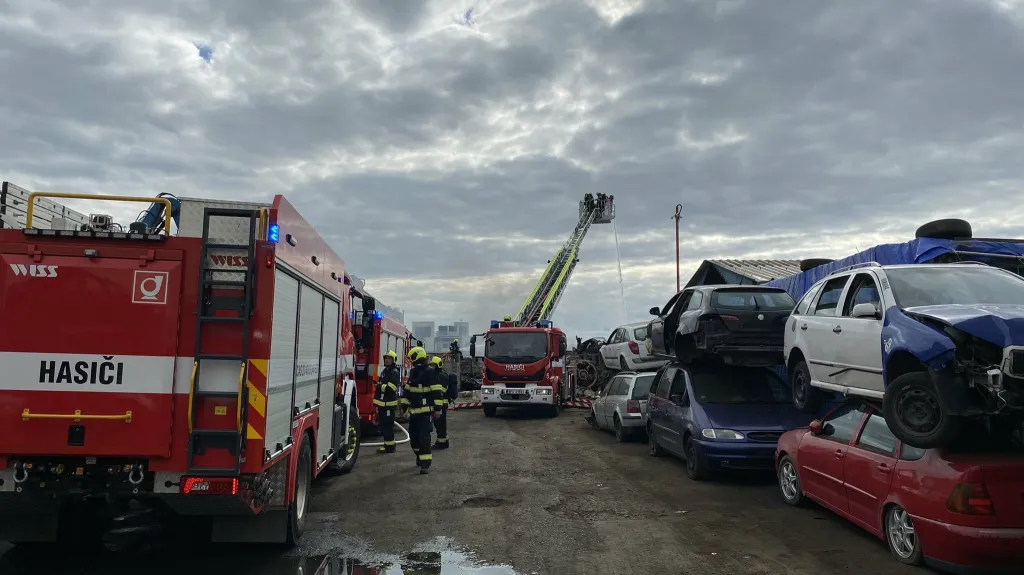Zásah pražských hasičů u požáru autovrakoviště