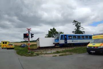 U Chýnova se srazil vlak s autem, několik lidí je zraněno