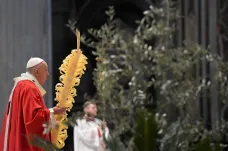 Květná neděle za zavřenými dveřmi. Papež zahájil pašijový týden bez poutníků