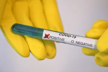 Nakažená koronavirem jezdila taxíkem a chodila na nákupy. Policie ženu navrhuje obžalovat 