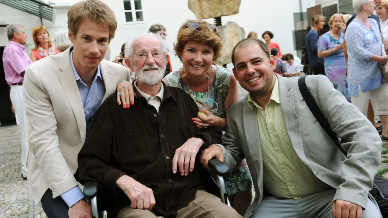 Zdeněk Smetana s rodinou na vernisáži své výstavy v Museu Kampa (2014)