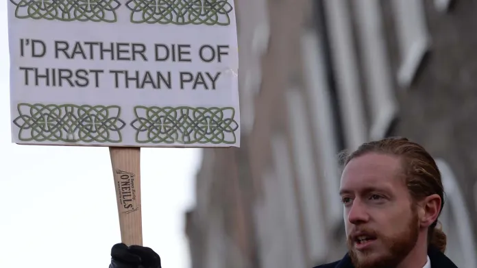 Irové protestují proti poplatkům za vodu