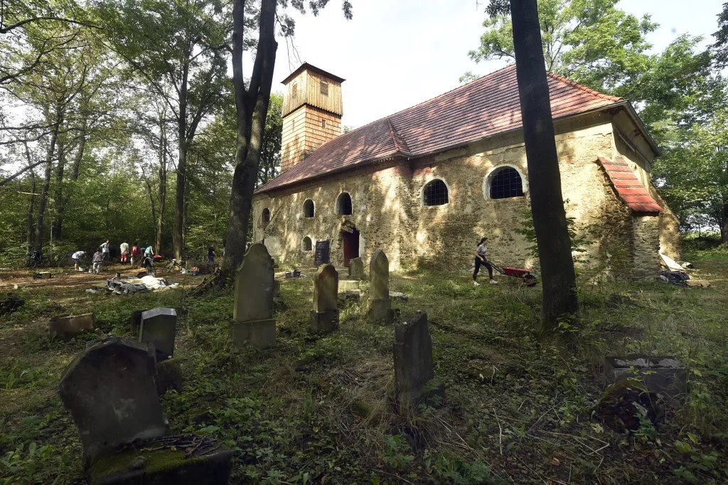 V 15. století byla stavba poškozena pravděpodobně během husitských válek a následně prošla přestavbou