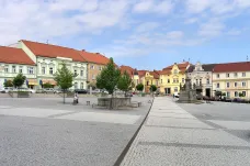 Zůstatky na obecních účtech dál rostou. Investujte víc, nabádají vysocí politici