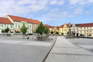Zůstatky na obecních účtech dál rostou. Investujte víc, nabádají vysocí politici