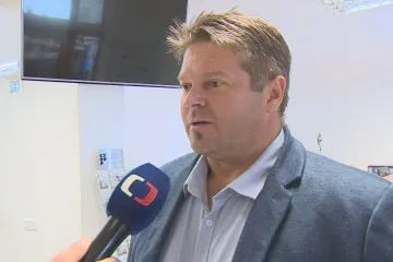 Pod falešným jménem tiskl kolínský radní útočné letáky o Rakušanovi. Teď ho odvolali z kontrolního výboru