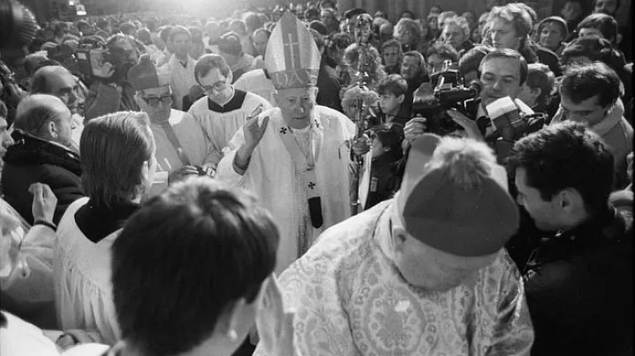 Kardinál Tomášek při mši za svatořečení sv. Anežky (chrám sv. Víta, 25. 11. 1989)
