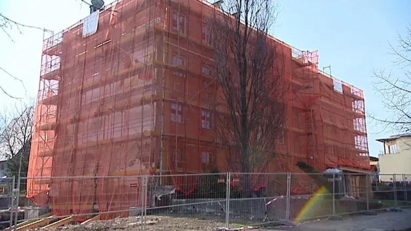 Domy č. 40 a 41 přišly o oporu v podobě zničeného domu 39