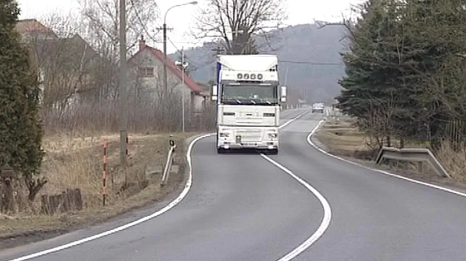 Kamion projíždí obcí