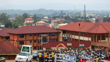 Lidé v ulicích města Barmeda vítají papeže