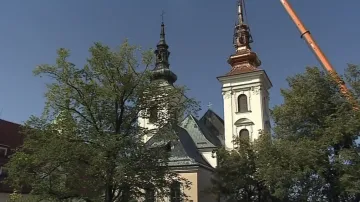 Vranovský kostel s opravenou a neopravenou věží
