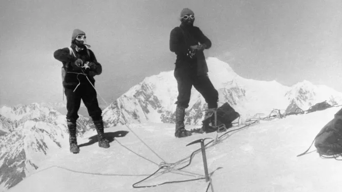 Horolezec Jozef Psotka při jištění dalšího horolezce na západník hřebenu Koh-i-Uparisina v Hindukuši 22. září 1965