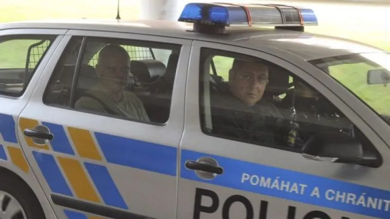 Všichni obvinění zůstávají ve vazbě