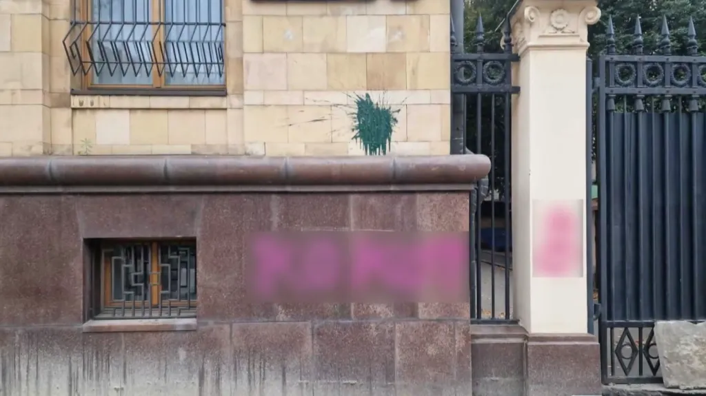 Budovu české ambasády v Moskvě pomalovali vulgárními nápisy