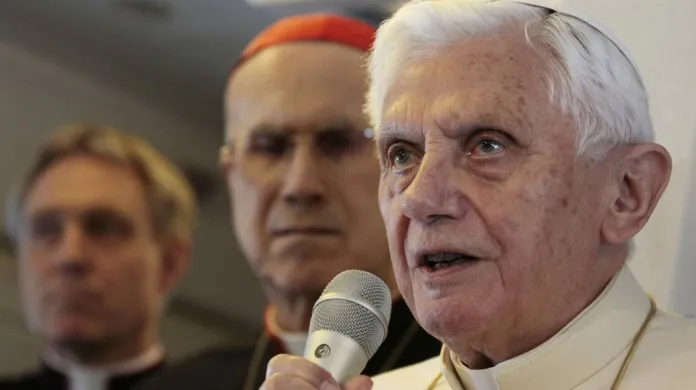 Papež Benedikt XVI. hovoří s novináři na tiskové konferenci na palubě letadla