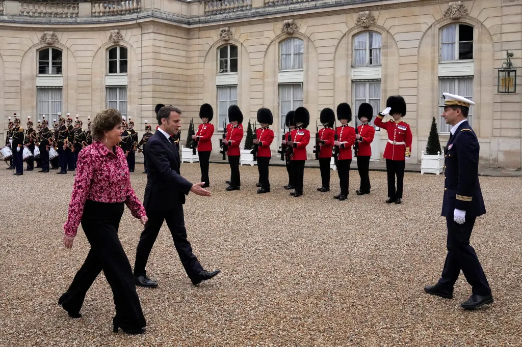 Francouzský prezident Emmanuel Macron a britská velvyslankyně ve Francii Menna Rawlingsová (vlevo) se procházejí před Elysejským palácem