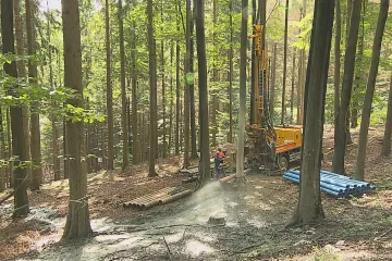 Místo bagru pokládá potrubí vibrační pás. Kateřinice přivádějí vodu z vrtů rychleji a šetrněji