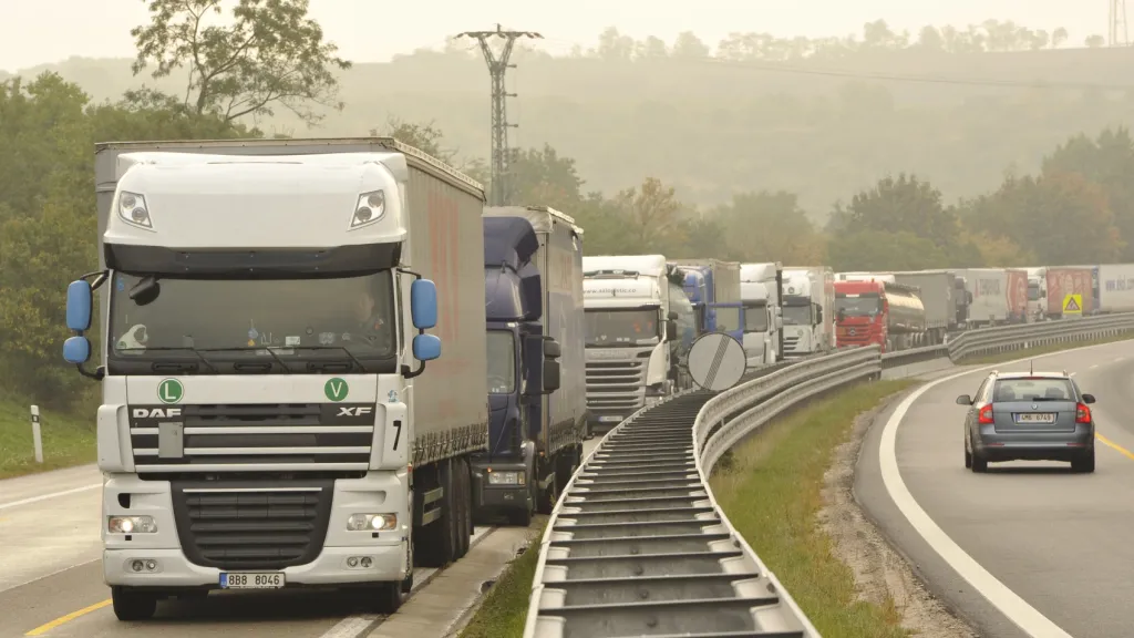 Kolona kamionů na dálnici D2