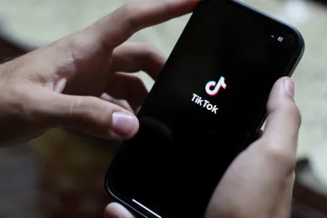 Úřady řeší stovky účtů na TikToku, které zřejmě chtějí ovlivnit volby, píše Deník N