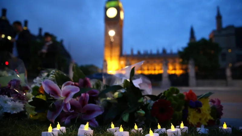 Události: Vražda Coxové ochromila politický život v Británii