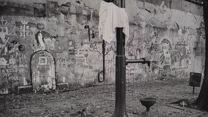 Lennonova zeď po odstranění plakátovací plochy v roce 1990