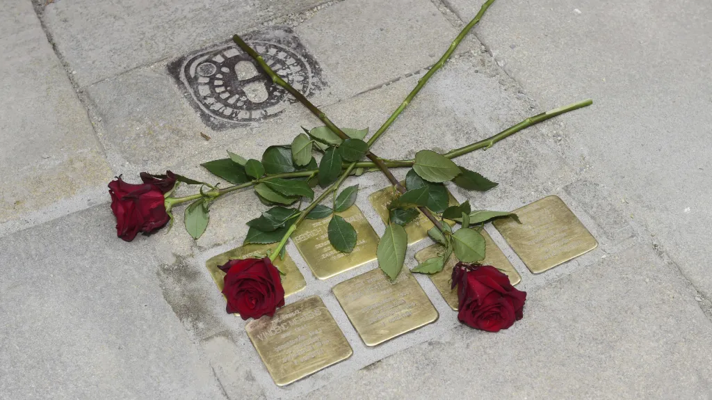 Kameny zmizelých připomínají oběti holocaustu