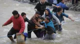 Uprchlíci se snaží dostat přes řeku u hranice Řecka a Makedonie