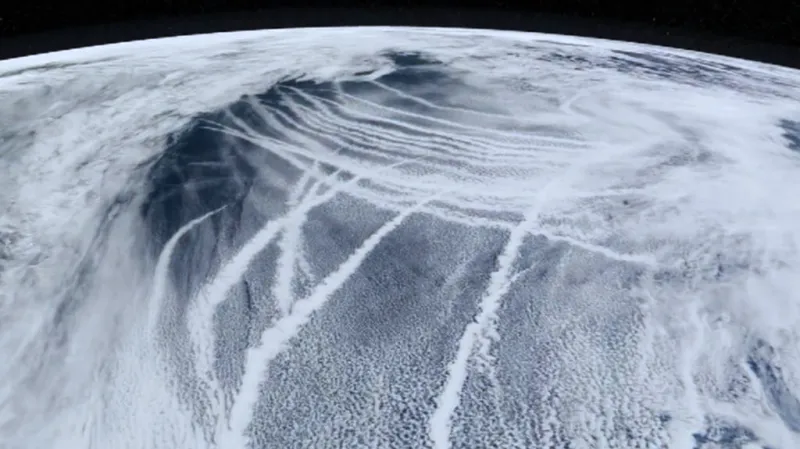 Velké lodě nechávají v atmosféře stopy, které jsou viditelné až z vesmíru