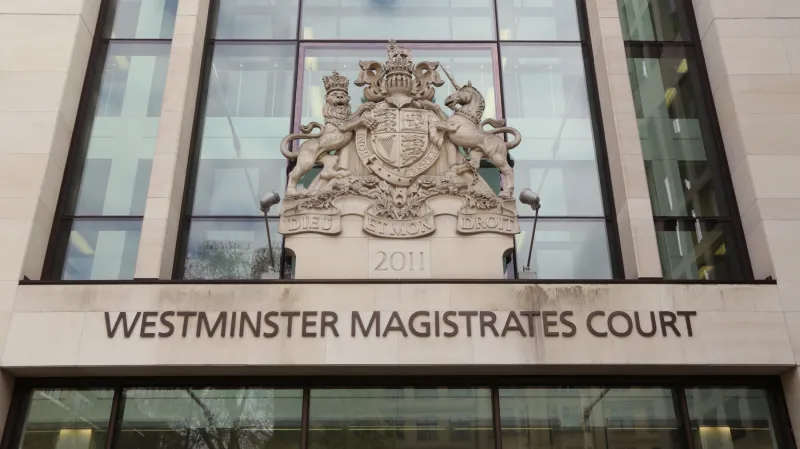 Vstup do soudní budovy v centrálním Londýně, kde finanční obchodník Navinder Singh Sarao obviněný z burzovních machinací uvedl, že se svým vydáním do USA nesouhlasí