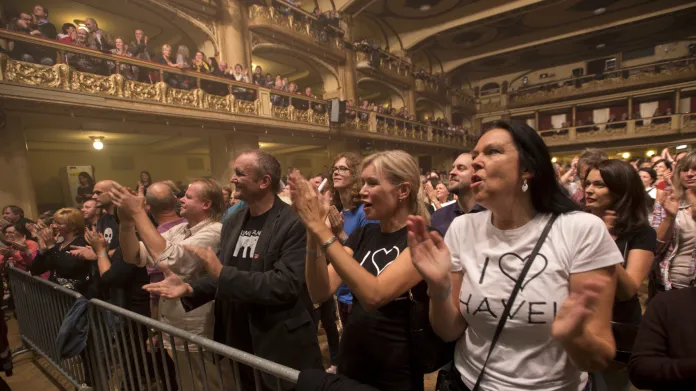 Účastníci koncertu si v pražské Lucerně připomněli nedožité osmdesátiny dramatika a bývalého prezidenta Václava Havla.