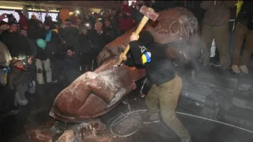 Dav ničí Leninovu sochu v Kyjevě