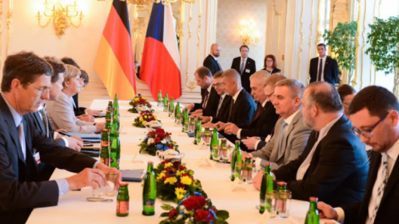 Jednání národních delegací na Pražském hradě. Zdroj: Twitter/Jiří Ovčáček