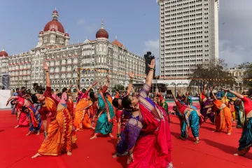 Davy lidí po celém světě slaví den jógy cvičením. Toho v New Yorku se zúčastnil i indický premiér