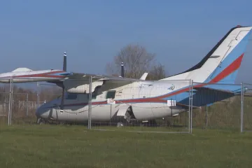 Na letišti v Hradci Králové stojí osm let ruské letadlo. Nikdo o něj nestojí