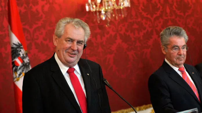 Miloš Zeman a Heinz Fischer na brífinku ve Vídni