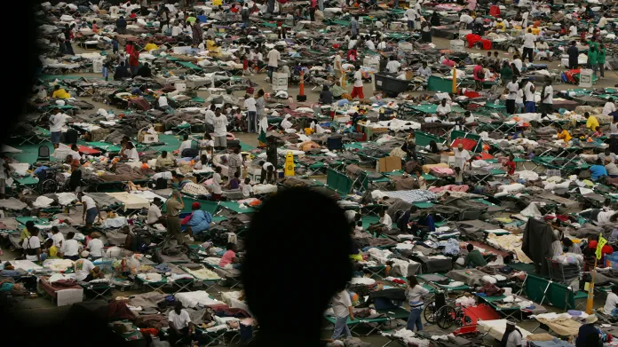 Oběti hurikánu katrina na stadionu Astrodome v texaském Houstonu. 16 000 uprchlíků se tady dočkalo jídla, přístřeší a zdravotnické péče.
