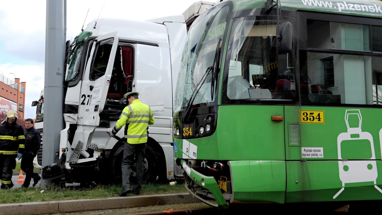Kamion v Plzni odbočoval a narazil do boku tramvaje — ČT24 — Česká televize