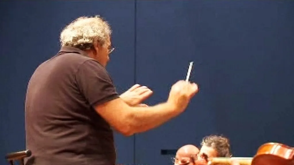 Izraelský komorní orchestr se svým šéfem Robertem Paternostrem