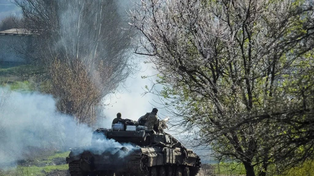 Ukrajinské jednotky se přesouvají na silnici poblíž Bachmutu