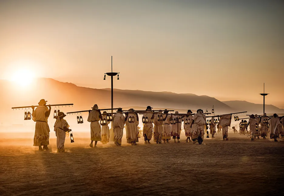 Dust&Light je série ze světově známého festivalu Burning Man.