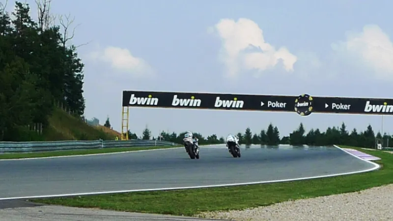 Při tréninku svítilo na brněnský okruh slunce, meteorologové však varovali před deštěm, zejména v neděli.