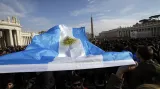 Lidé drží argentinskou vlajku během papežova poselství Urbi et Orbi