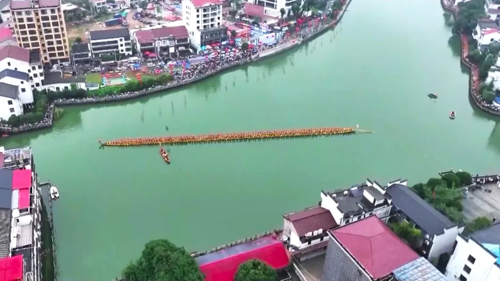 Každoroční festival dračích lodí v rybářském přístavu Aberdeen v Hongkongu