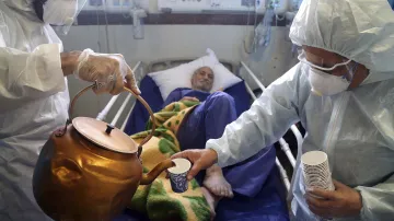 Péče o pacienta s koronavirem v jedné z íránských nemocnic