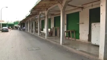 Opuštěná nákupní kolonáda v Benghází